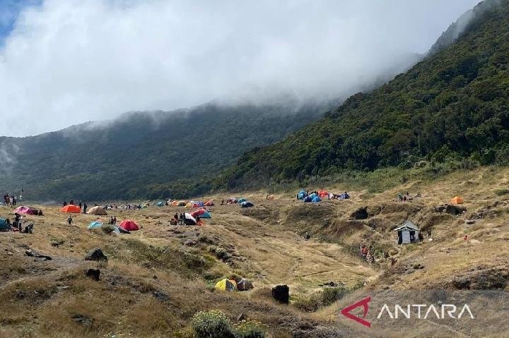 Gunung Gede Penuh Sesak seperti Pasar Malam: Data Jumlah Pendaki dari TNGGP Revealed