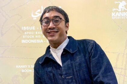 Semakin Tua, Dimas Danang Makin Nyaman dengan Model Sepatu Ini