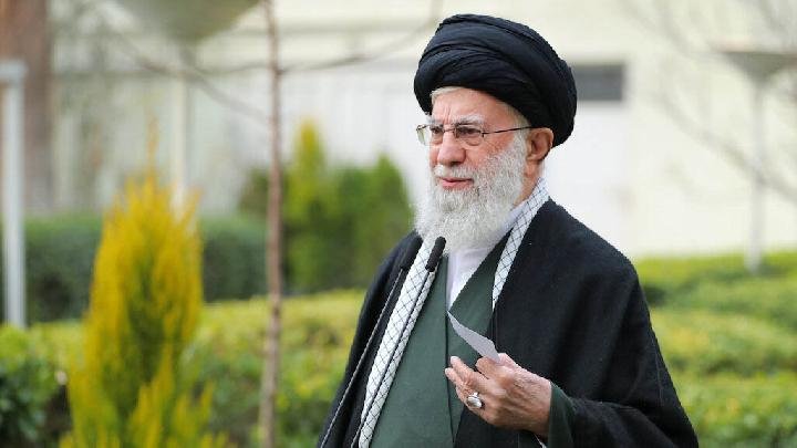 Khamenei: "Serangan Lebih Besar Menanti Jika Iran Diserang Lagi"